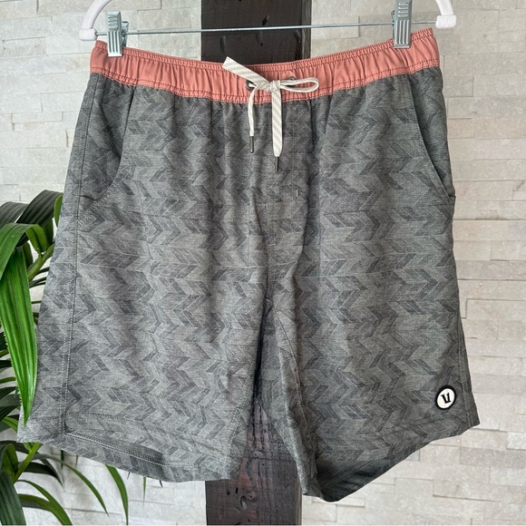 Vuori Other - VUORI “Kore” Athletic Lined Shorts Grey Chevron Salmon Coral Waistband Size M